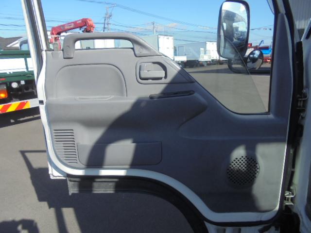 エルフトラック ロングフラットロー　２ｔ低床ロング　５速ミッション・スムーサー（クラッチペダル無し）　エアコン　パワステ　パワーウインドウ　エアーバッグ　集中ドアロック　　ＤＰＤ　荷台あおり軽々ゲート　長さ６１３幅１９０高さ２２０ｃｍ（4枚目）