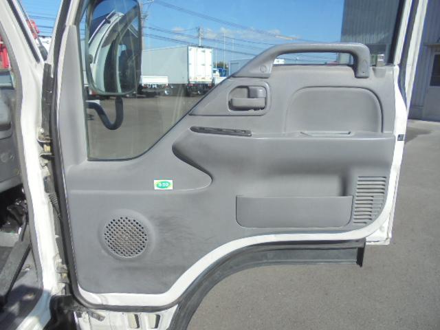 エルフトラック ロングフラットロー　２ｔ低床ロング　５速ミッション・スムーサー（クラッチペダル無し）　エアコン　パワステ　パワーウインドウ　エアーバッグ　集中ドアロック　　ＤＰＤ　荷台あおり軽々ゲート　長さ６１３幅１９０高さ２２０ｃｍ（12枚目）