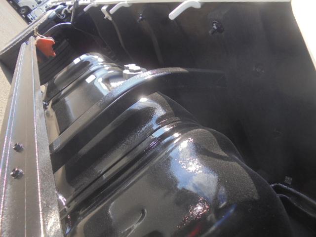 エルフトラック ロングフラットロー　２ｔ低床ロング　５速ミッション・スムーサー（クラッチペダル無し）　エアコン　パワステ　パワーウインドウ　エアーバッグ　集中ドアロック　　ＤＰＤ　荷台あおり軽々ゲート　長さ６１３幅１９０高さ２２０ｃｍ（32枚目）