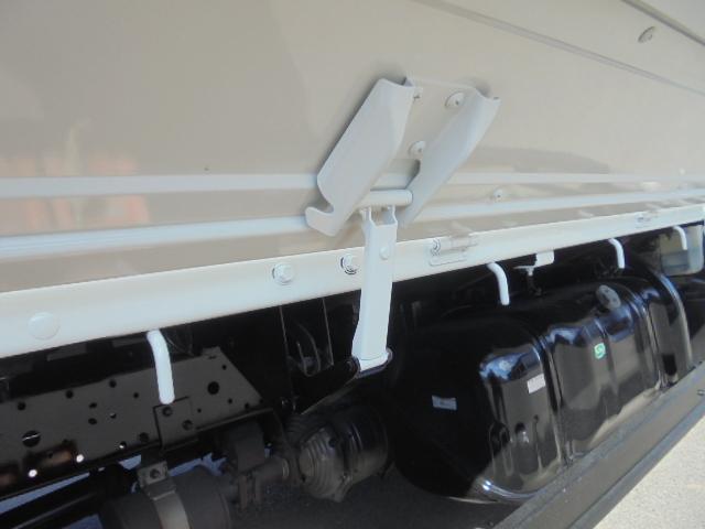 エルフトラック ロングフラットロー　２ｔ低床ロング　５速ミッション・スムーサー（クラッチペダル無し）　エアコン　パワステ　パワーウインドウ　エアーバッグ　集中ドアロック　　ＤＰＤ　荷台あおり軽々ゲート　長さ６１３幅１９０高さ２２０ｃｍ（46枚目）