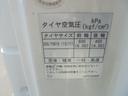 ロングフラットロー　２ｔ低床ロング　５速ミッション・スムーサー（クラッチペダル無し）　エアコン　パワステ　パワーウインドウ　エアーバッグ　集中ドアロック　　ＤＰＤ　荷台あおり軽々ゲート　長さ６１３幅１９０高さ２２０ｃｍ（27枚目）