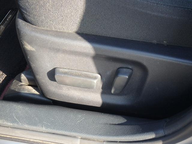 クラウンハイブリッド アスリートＳ　ブラックスタイル　ＥＴＣ　ナビ　クルーズコントロール　スマートキー　プッシュスタート　パワーシート　ＨＩＤヘッドライト　オートライト　オートエアコン　サイドＷエアバック　電動格納ミラー（19枚目）