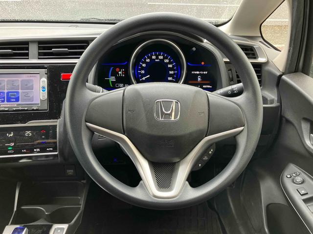 フィットハイブリッド ベースグレード　ハイブリッド　ナビ　ＴＶ　スマートキー　電動格納ミラー　ＡＴ　盗難防止システム　衝突安全ボディ　ＣＤ　ＤＶＤ再生　ＵＳＢ　ミュージックプレイヤー接続可　Ｂｌｕｅｔｏｏｔｈ　ＡＢＳ　ＥＳＣ　エアコン（3枚目）