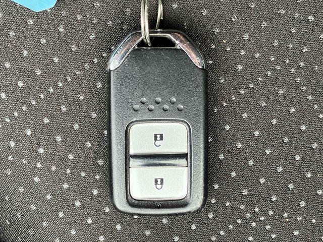 フィットハイブリッド ベースグレード　ハイブリッド　ナビ　ＴＶ　スマートキー　電動格納ミラー　ＡＴ　盗難防止システム　衝突安全ボディ　ＣＤ　ＤＶＤ再生　ＵＳＢ　ミュージックプレイヤー接続可　Ｂｌｕｅｔｏｏｔｈ　ＡＢＳ　ＥＳＣ　エアコン（10枚目）