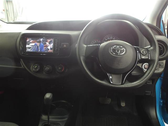 ヴィッツ F セキュリティ 衝突被害軽減装置 アイドリングストップ車 パワーウィンドウ エアバック Wエアバック エアコン 横滑り防止装置 スマートキー キーレスキー パワステ ワンセグTV ナビ・TV ABS(4枚目)