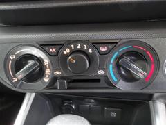 使いやすいマニュアルエアコンは簡単な操作で車内を快適にしてくれます☆ 6