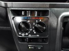 使いやすいマニュアルエアコンは簡単な操作で車内を快適にしてくれます☆ 7