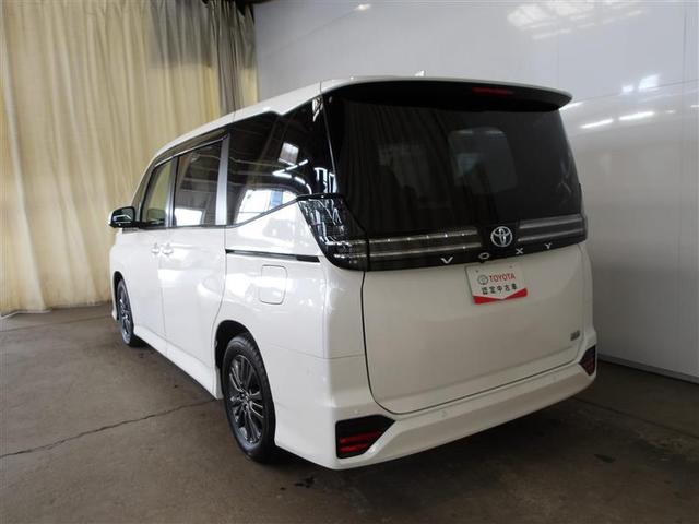 ヴォクシー ハイブリッドＳ－Ｇ　リヤカメラ　クルーズコントロール　デュアルエアコン　両電動ドア　ＬＥＤランプ　アルミホイール　フルセグＴＶ　ＥＴＣ車載器　ＤＶＤ再生　スマートキー　ＡＣ１００Ｖ　ナビ＆ＴＶ　３列シート　キーレス（3枚目）