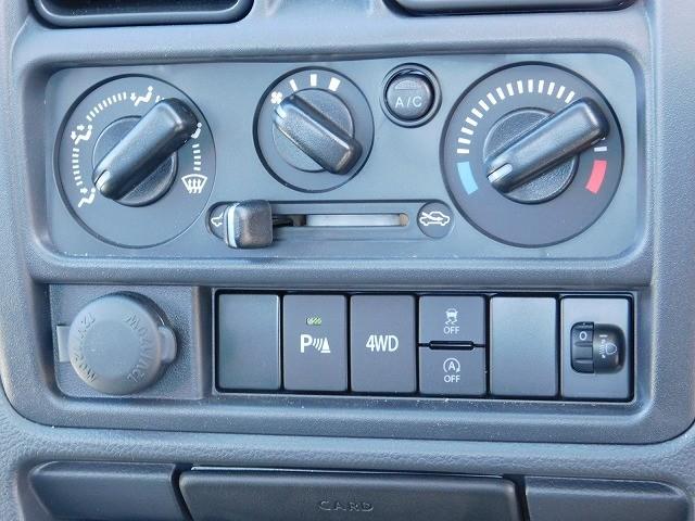 キャリイトラック ＫＣエアコン・パワステ　走行９００ｋｍ・ＡＴ車・ＰＷ・パートタイム４ＷＤ・リアセンサー・オートライト・キーレス・ライトレベライザー（8枚目）