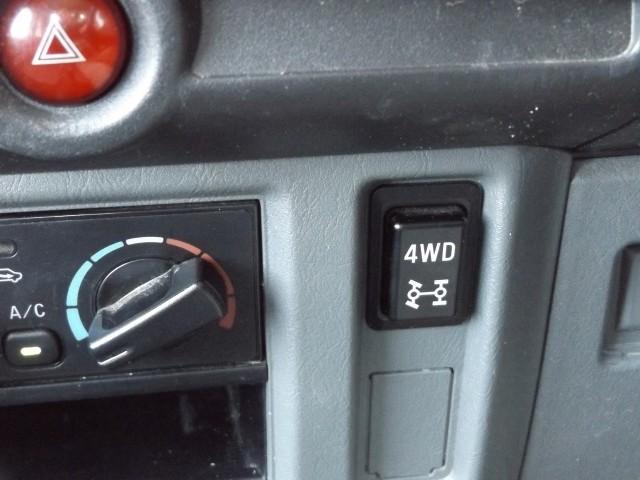 ミニキャブトラック Ｖタイプ　５ＭＴ　エアコン　パワステ　エアバック　４ＷＤ（10枚目）