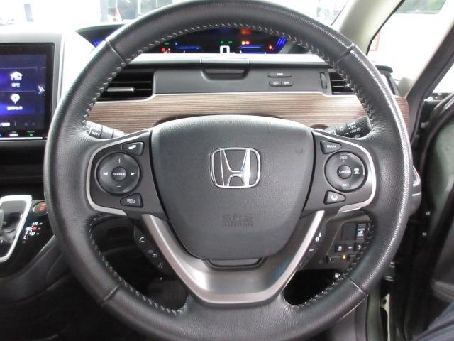 フリード＋ハイブリッド ハイブリッド・クロスター　ブラックスタイル　ＥＴＣ　ナビ　フルセグ　ＣＤ　ＤＶＤ　バックカメラ　ＬＥＤヘッドライト　コーナーセンサー　シートヒーター　アイドリングストップ　両側電動スライドドア　ルーフレール　キーレス　プッシュスタート（8枚目）