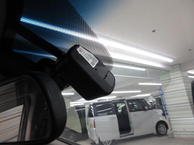 フリード＋ハイブリッド ハイブリッド・クロスター　ブラックスタイル　ＥＴＣ　ナビ　フルセグ　ＣＤ　ＤＶＤ　バックカメラ　ＬＥＤヘッドライト　コーナーセンサー　シートヒーター　アイドリングストップ　両側電動スライドドア　ルーフレール　キーレス　プッシュスタート（9枚目）