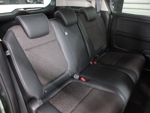 フリード＋ハイブリッド ハイブリッド・クロスター　ブラックスタイル　ＥＴＣ　ナビ　フルセグ　ＣＤ　ＤＶＤ　バックカメラ　ＬＥＤヘッドライト　コーナーセンサー　シートヒーター　アイドリングストップ　両側電動スライドドア　ルーフレール　キーレス　プッシュスタート（11枚目）