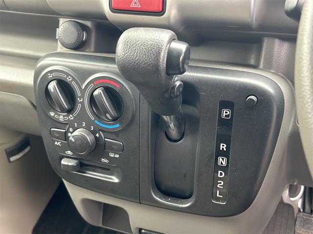 必ず使用するシフトレバー。確りと確認したいですね。