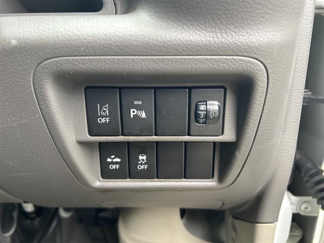 カメラが白線を検知して車線中央付近を走行するよう、車線維持を支援するレーンアシスト！