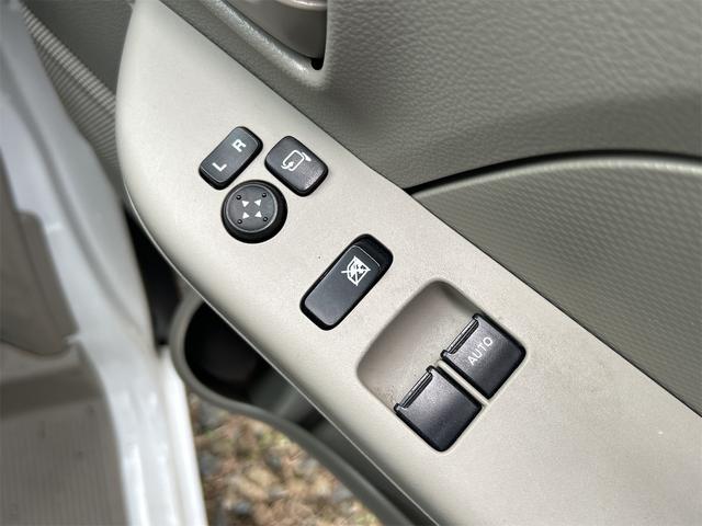 パワーウィンドウのスイッチですよ。運転席に居ながら窓を開け閉めのコントロールできますよ。