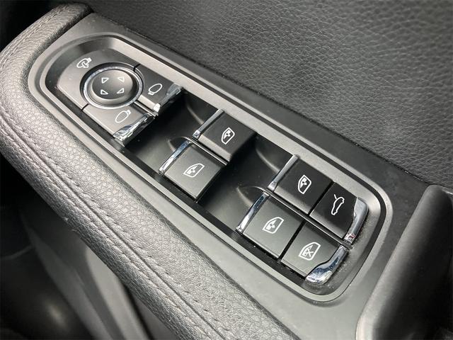 マカン マカンＳ　４ＷＤ　ＥＴＣ　バックカメラ　クリアランスソナー　パワーシート　サンルーフ　ナビ　ＴＶ　オートライト　ＨＩＤ　電動リアゲート　アルミホイール　アイドリングストップ　電動格納ミラー　シートヒーター（11枚目）