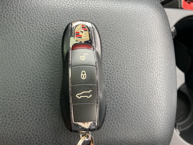 マカン マカンＳ　４ＷＤ　ＥＴＣ　バックカメラ　クリアランスソナー　パワーシート　サンルーフ　ナビ　ＴＶ　オートライト　ＨＩＤ　電動リアゲート　アルミホイール　アイドリングストップ　電動格納ミラー　シートヒーター（27枚目）