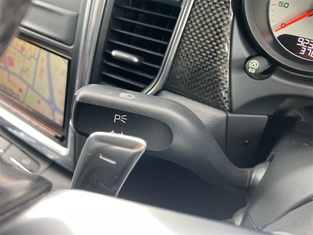 マカン マカンＳ　４ＷＤ　ＥＴＣ　バックカメラ　クリアランスソナー　パワーシート　サンルーフ　ナビ　ＴＶ　オートライト　ＨＩＤ　電動リアゲート　アルミホイール　アイドリングストップ　電動格納ミラー　シートヒーター（58枚目）