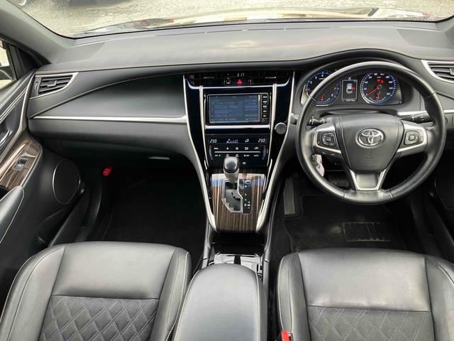 ハリアー エレガンス　バックカメラ　パワーシート　ナビ　ＴＶ　オートライト　ＬＥＤヘッドランプ　アルミホイール　スマートキー　アイドリングストップ　ＣＶＴ　盗難防止システム　衝突安全ボディ　ＣＤ（2枚目）