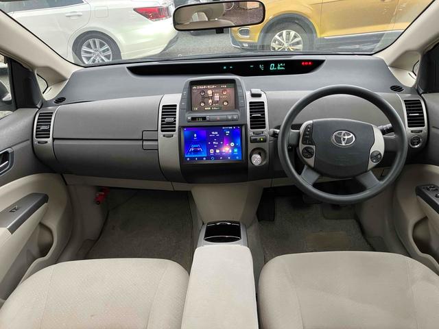 プリウス Ｓ　バックカメラ　アルミホイール　オートライト　ＣＶＴ　スマートキー　アイドリングストップ　盗難防止システム　ＣＤ　Ｂｌｕｅｔｏｏｔｈ　衝突安全ボディ　ＡＢＳ　エアコン　パワーステアリング（2枚目）