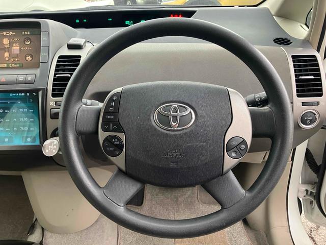 プリウス Ｓ　バックカメラ　アルミホイール　オートライト　ＣＶＴ　スマートキー　アイドリングストップ　盗難防止システム　ＣＤ　Ｂｌｕｅｔｏｏｔｈ　衝突安全ボディ　ＡＢＳ　エアコン　パワーステアリング（3枚目）