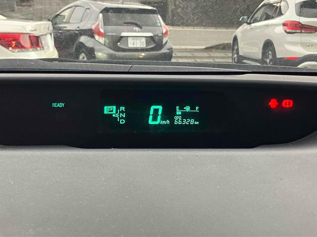 プリウス Ｓ　バックカメラ　アルミホイール　オートライト　ＣＶＴ　スマートキー　アイドリングストップ　盗難防止システム　ＣＤ　Ｂｌｕｅｔｏｏｔｈ　衝突安全ボディ　ＡＢＳ　エアコン　パワーステアリング（11枚目）