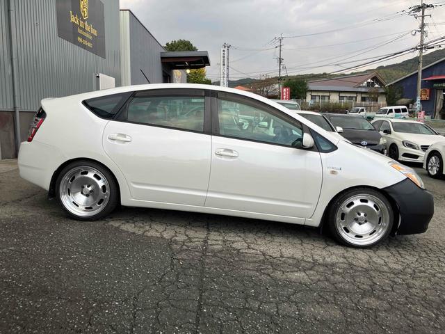 プリウス Ｓ　バックカメラ　アルミホイール　オートライト　ＣＶＴ　スマートキー　アイドリングストップ　盗難防止システム　ＣＤ　Ｂｌｕｅｔｏｏｔｈ　衝突安全ボディ　ＡＢＳ　エアコン　パワーステアリング（16枚目）