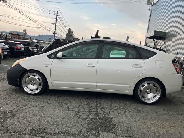 プリウス Ｓ　バックカメラ　アルミホイール　オートライト　ＣＶＴ　スマートキー　アイドリングストップ　盗難防止システム　ＣＤ　Ｂｌｕｅｔｏｏｔｈ　衝突安全ボディ　ＡＢＳ　エアコン　パワーステアリング（17枚目）