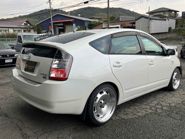 プリウス Ｓ　バックカメラ　アルミホイール　オートライト　ＣＶＴ　スマートキー　アイドリングストップ　盗難防止システム　ＣＤ　Ｂｌｕｅｔｏｏｔｈ　衝突安全ボディ　ＡＢＳ　エアコン　パワーステアリング（18枚目）