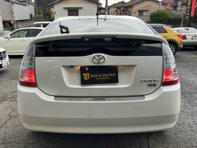 プリウス Ｓ　バックカメラ　アルミホイール　オートライト　ＣＶＴ　スマートキー　アイドリングストップ　盗難防止システム　ＣＤ　Ｂｌｕｅｔｏｏｔｈ　衝突安全ボディ　ＡＢＳ　エアコン　パワーステアリング（19枚目）