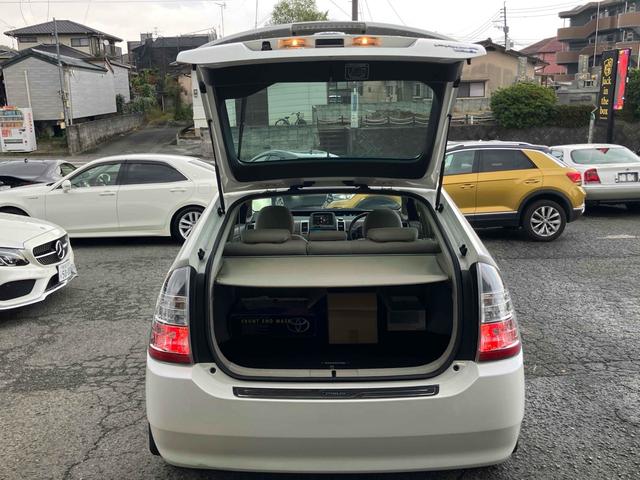 プリウス Ｓ　バックカメラ　アルミホイール　オートライト　ＣＶＴ　スマートキー　アイドリングストップ　盗難防止システム　ＣＤ　Ｂｌｕｅｔｏｏｔｈ　衝突安全ボディ　ＡＢＳ　エアコン　パワーステアリング（30枚目）