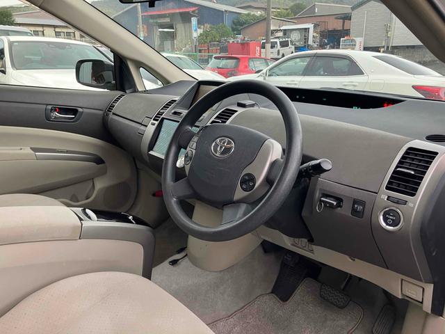 プリウス Ｓ　バックカメラ　アルミホイール　オートライト　ＣＶＴ　スマートキー　アイドリングストップ　盗難防止システム　ＣＤ　Ｂｌｕｅｔｏｏｔｈ　衝突安全ボディ　ＡＢＳ　エアコン　パワーステアリング（32枚目）