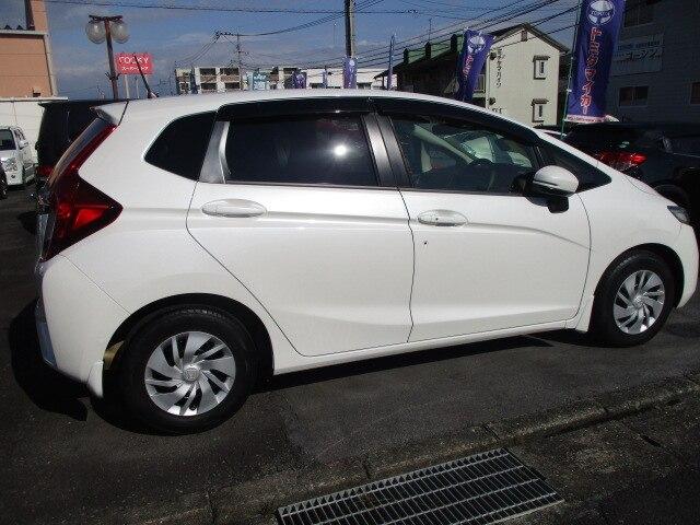 フィット 13G・Fパッケージ ファインエディション 特別使用車 ワンオーナー オートマ ABS Wエアバッグ メモリーナビフルセグテレビ バックカメラ DVDビデオ CD スマートキー 定期点検記録簿付き(4枚目)