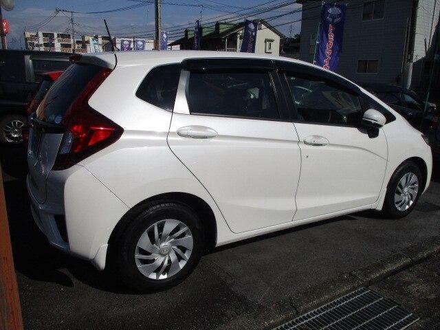 フィット 13G・Fパッケージ ファインエディション 特別使用車 ワンオーナー オートマ ABS Wエアバッグ メモリーナビフルセグテレビ バックカメラ DVDビデオ CD スマートキー 定期点検記録簿付き(7枚目)