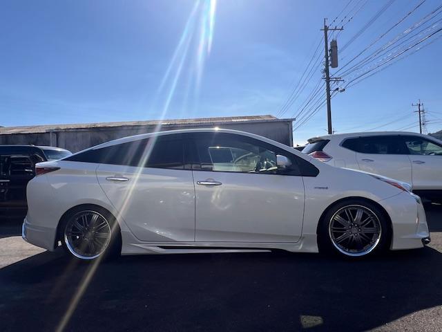 プリウス Ｓ　社外エアロ・新品ダウンサス・ＷＯＲＫ１８インチアルミ・ナビ・バックカメラ・ＥＴＣ・スマートキー（4枚目）