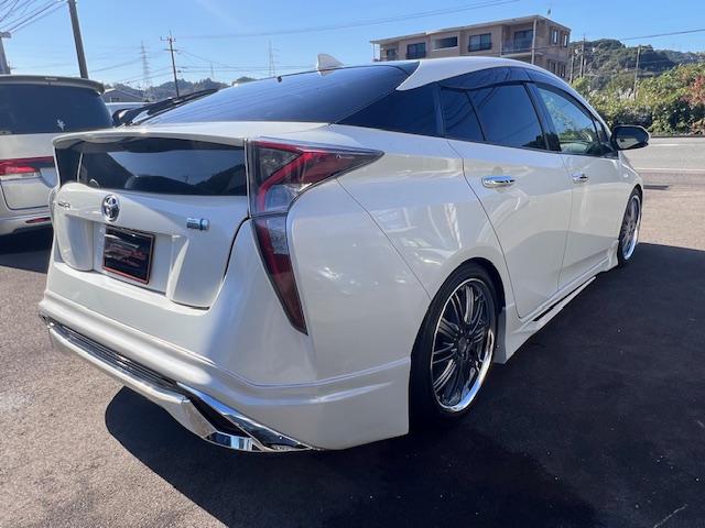 プリウス Ｓ　社外エアロ・新品ダウンサス・ＷＯＲＫ１８インチアルミ・ナビ・バックカメラ・ＥＴＣ・スマートキー（5枚目）