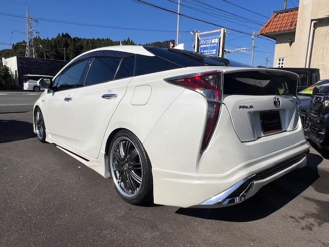 プリウス Ｓ　社外エアロ・新品ダウンサス・ＷＯＲＫ１８インチアルミ・ナビ・バックカメラ・ＥＴＣ・スマートキー（7枚目）