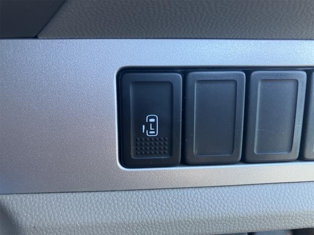 パワースライドドア装備でドアの開閉もスイッチ一つでとても簡単です。スライドドアは坂道では大人でも重くなる事があるので老若男女問わず人気の装備ですよ。