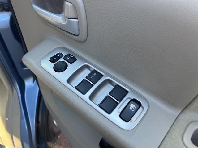 パワーウィンドウのスイッチですよ。運転席に居ながら窓を開け閉めのコントロールできますよ。