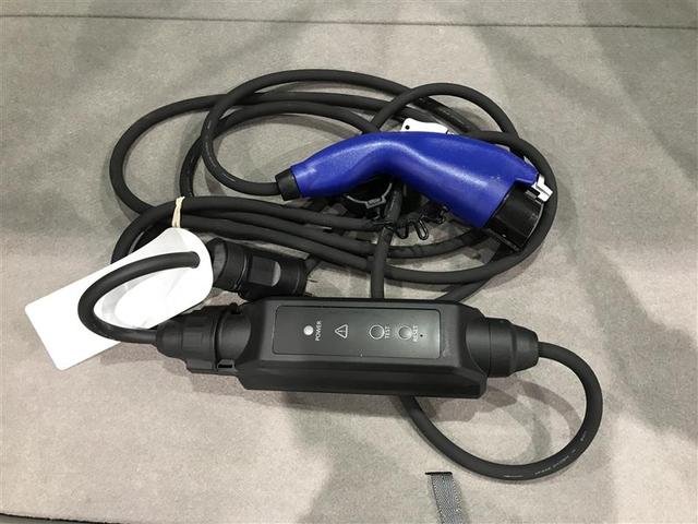 プリウスＰＨＶ Ｓ　ワンセグ　横滑り防止装置　ドラレコ　オートエアコン　バックカメラ　ナビＴＶ　ＥＴＣ　盗難防止装置　ＤＶＤ再生可能　スマートキー　ＡＢＳ　カーテンエアバッグ　パワステ　アルミホイール　エアバッグ（17枚目）