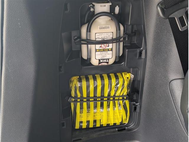 エスクァイア ハイブリッドGi プレミアムパッケージ 地上デジタル 衝突被害軽減 LEDライト Bカメラ クルコン スマートキー メモリナビ ナビ&TV キーレス ドラレコ 盗難防止装置 DVD再生 ABS 3列シート ETC アルミ オートエアコン(27枚目)