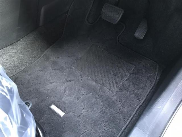 �����H���ł́A���ÎԂ��C�����悭����肢��������悤���|���Ă���܂��B�V�[�g�̐��͂������A�j�I�C�̌��ƂȂ�t���A�J�[�y�b�g�܂Ő��E���L�����{�B