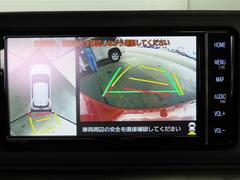 車両を上から見たような映像をナビ画面に表示することによって駐車場や交差点で、周囲の安全確認をサポートします。 6