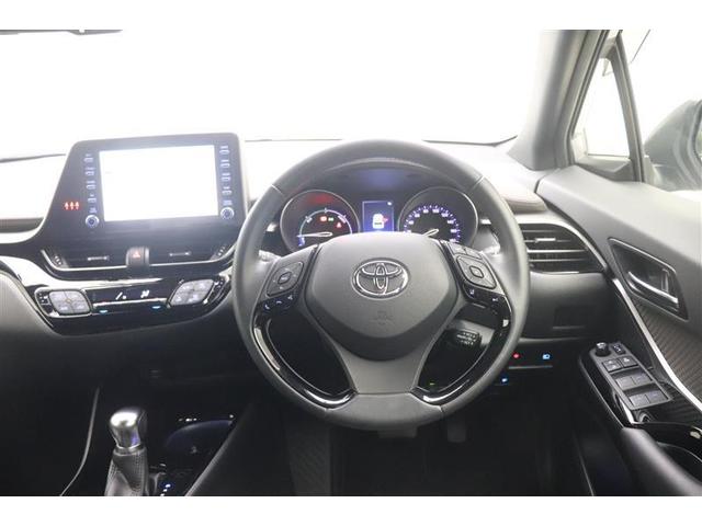 落ち着いた色合いの運転席廻りで飽きの来ないスッキリとしたデザイン♪