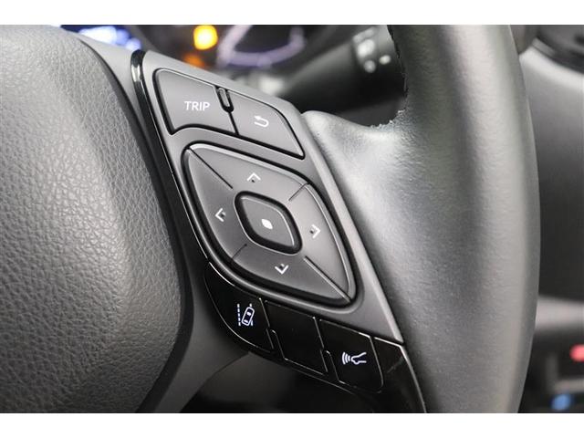 【ステアリングスイッチ】ナビに視線を移さず、ステアリングから手を放さず、運転に集中したまま手元で各種操作が出来ます！