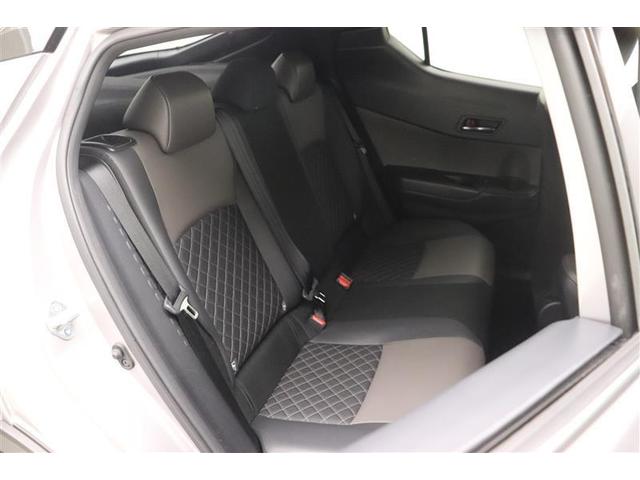 後部座席も足元スペースはしっかり確保されていて、ゆとりの広さです♪