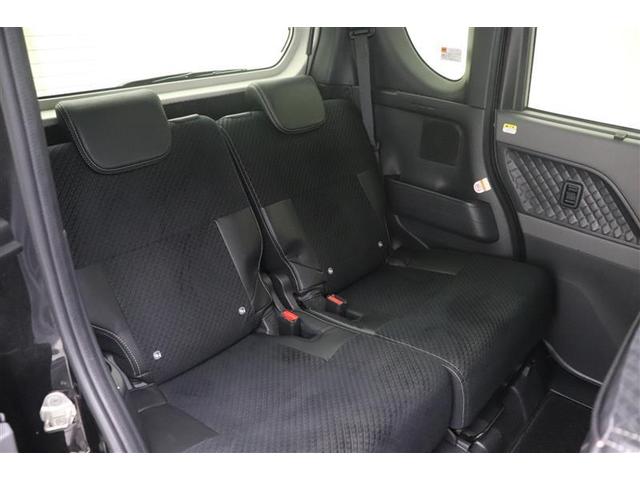 後部座席も足元スペースはしっかり確保されていて、ゆとりの広さです♪