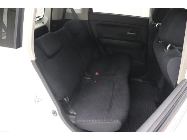 後部座席も足元スペースはしっかり確保されていて、ゆとりの広さです♪
