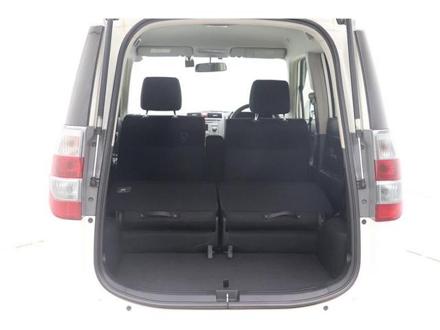 後部座席を倒すことでより多くの荷物を積むことが出来ます♪